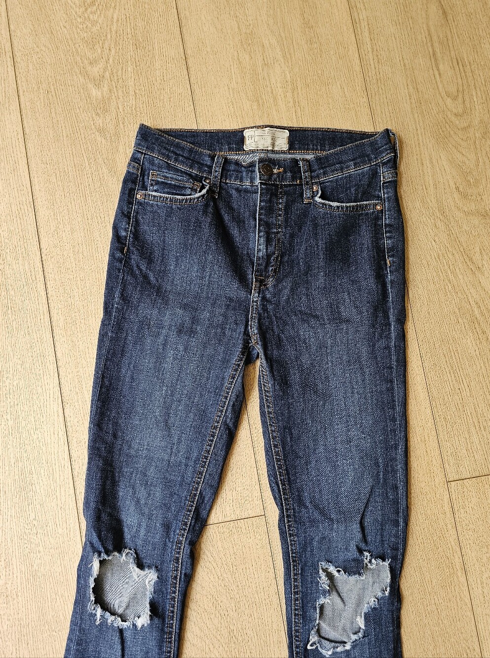 Free People High Rise Busted Knee Tapered Skinny Jeans 27L - Picture 6 of 11